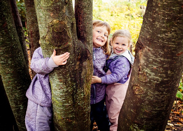 børn der gemmer sig bag et træ